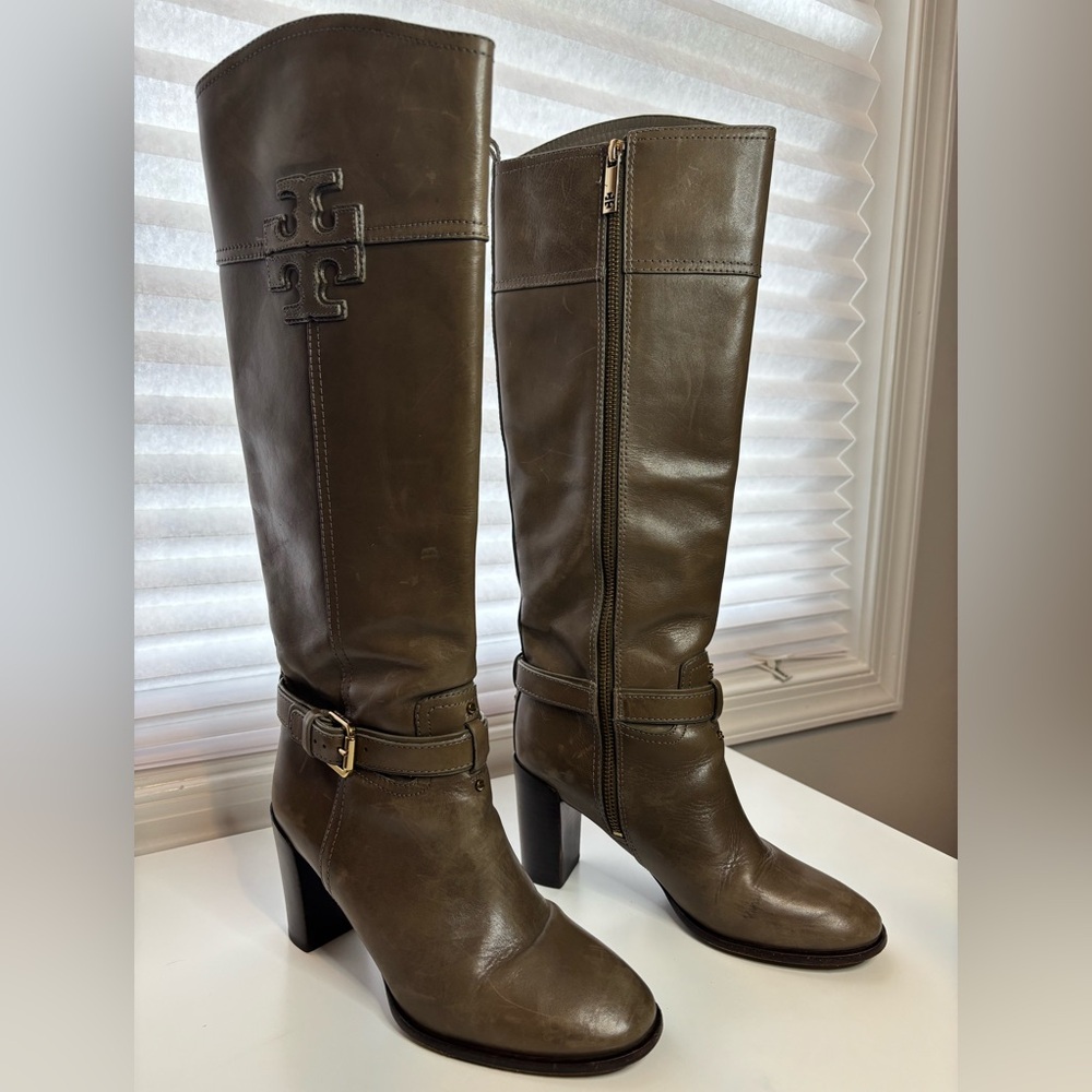 Tory Burch Blaire Knee-High Logo Leather Boots – Brown – Size 7.5